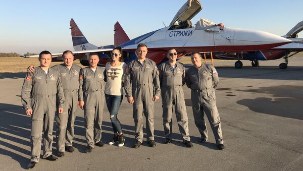 Репортерка Спутњика Маша Радовић са руским пилотима на батајничком аеродрому - Sputnik Afrique