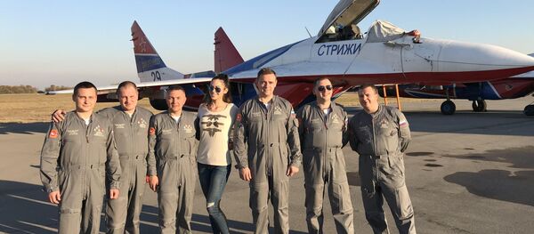 Репортерка Спутњика Маша Радовић са руским пилотима на батајничком аеродрому Репортерка Спутњика Маша Радовић са руским пилотима на батајничком аеродрому - Sputnik Afrique