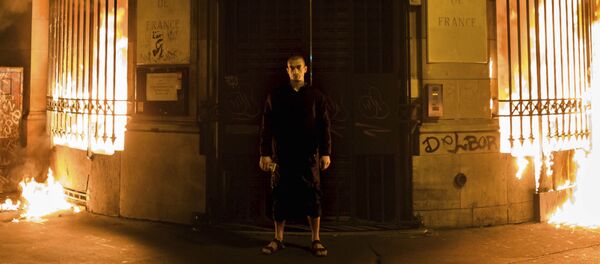 Российский художник Петр Павленский поджог здание Банка Франции в Париже - Sputnik Afrique