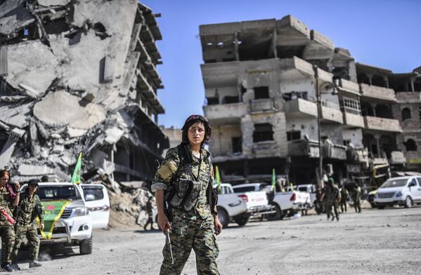 Les combattantes kurdes des Forces démocratiques syriennes à Raqqa libéré - Sputnik Afrique
