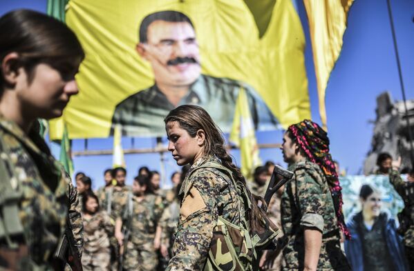 Les combattantes kurdes des Forces démocratiques syriennes à Raqqa libéré - Sputnik Afrique