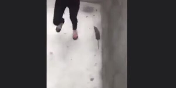 Sur un chantier de construction, une jeune Vietnamienne se bat désespérément contre un rat Sur un chantier de construction, une jeune Vietnamienne se bat désespérément contre un rat - Sputnik Afrique