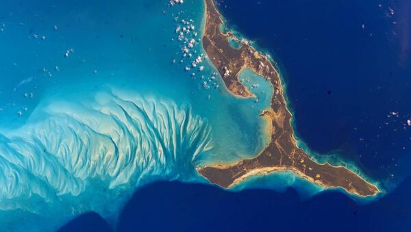  The south end of Eleuthera Island in the Bahamas shimmers in turquoise waters in this 2002 photo from the International Space Station. - Sputnik Afrique