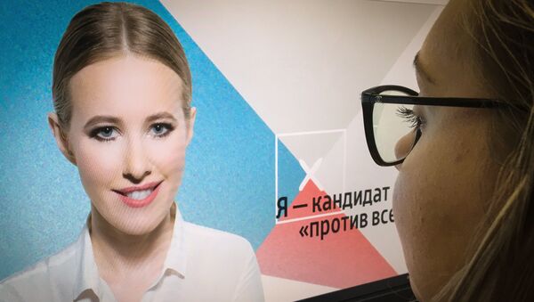 Journalistin sieht auf Internetseite von Xenia Sobtschak, die bei der Präsidentenwahl 2018 kandidieren will - Sputnik Afrique