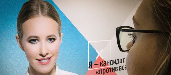 Journalistin sieht auf Internetseite von Xenia Sobtschak, die bei der Präsidentenwahl 2018 kandidieren will - Sputnik Afrique