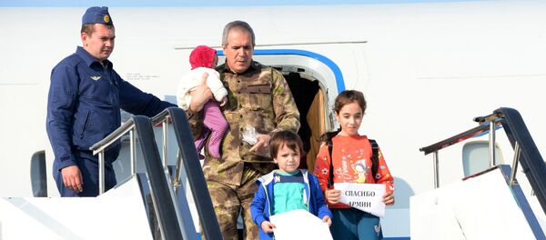 enfants russes à l'aéroport de Grozny - Sputnik Afrique