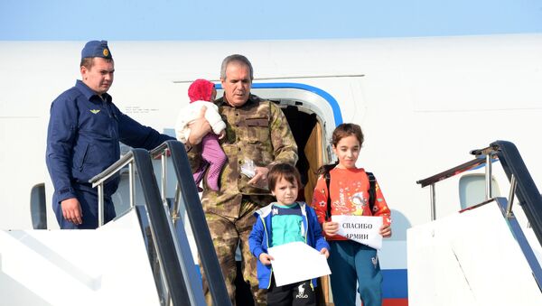 enfants russes à l'aéroport de Grozny - Sputnik Afrique