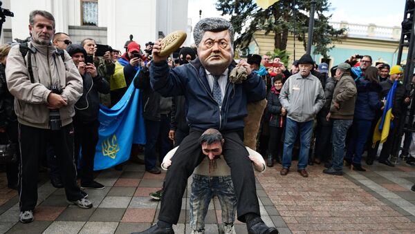 Une personne déguisée en Piotr Porochenko assis sur les épaules d'un cosaque ukrainien - Sputnik Afrique