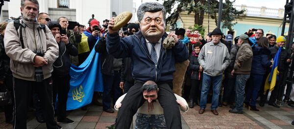 Une personne déguisée en Piotr Porochenko assis sur les épaules d'un cosaque ukrainien - Sputnik Afrique