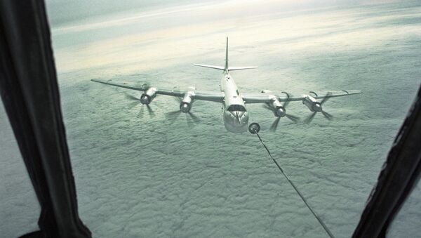 Стратегический бомбардировщик Ту-95 дозаправляется в воздухе. - Sputnik Afrique