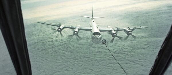 Стратегический бомбардировщик Ту-95 дозаправляется в воздухе. - Sputnik Afrique