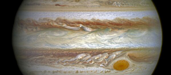 This composite image provided by NASA on Thursday, June 30, 2016 shows auroras on the planet Jupiter. This image produced by NASA using a photograph captured by the Hubble Space Telescope in spring 2014, and ultraviolet observations of the auroras in 2016. - Sputnik Afrique