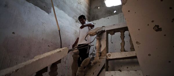 Un Libyen dans une maison endommagée par un bombardement à Syrte - Sputnik Afrique