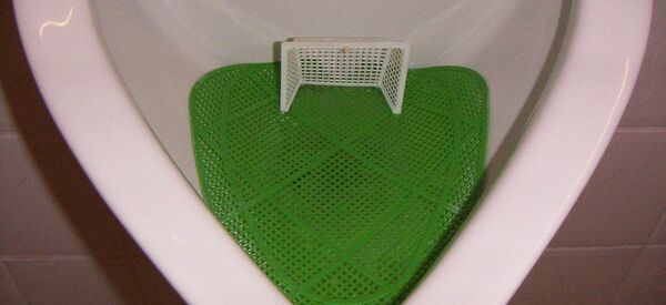 Mini-terrain de foot installé dans l'urinoir - Sputnik Afrique