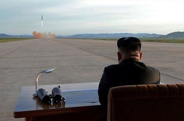 North Korean leader Kim Jong Un watches the launch of a Hwasong-12 missile in this undated photo released by North Korea's Korean Central News Agency (KCNA) on September 16, 2017. - Sputnik Afrique