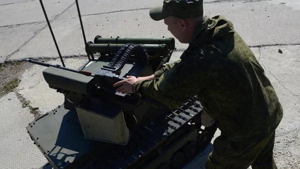 Un commando russe manie un système robotisé Platforma-M - Sputnik Afrique