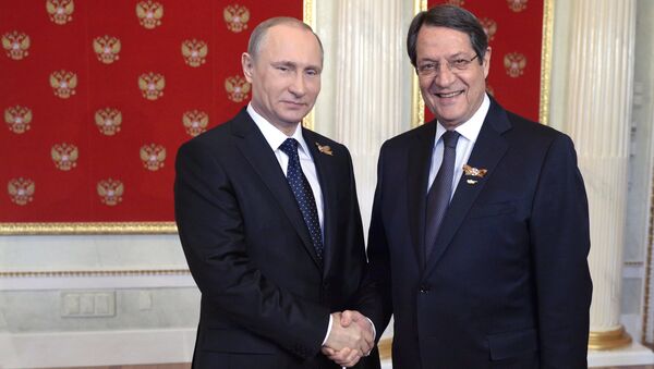 President Vladimir Putin, left, and President of Cyprus Nicos Anastasiades during the welcome reception for foreign delegation heads and honorary guests in the Kremlin (File) - Sputnik Afrique