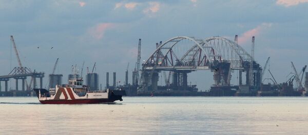 L'arche routière du pont de Crimée en chantier dans le détroit de Kertch - Sputnik Afrique