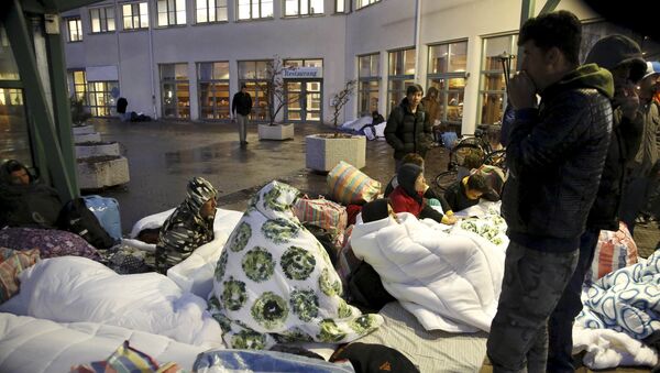Refugees sleep outside the entrance of the Swedish Migration Agency's arrival center for asylum seekers at Jagersro in Malmo, Sweden, November 20, 2015. - Sputnik Afrique