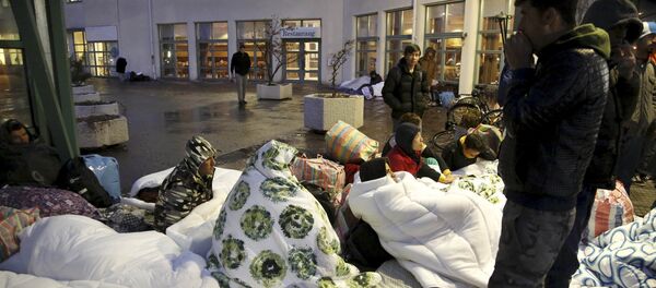 Refugees sleep outside the entrance of the Swedish Migration Agency's arrival center for asylum seekers at Jagersro in Malmo, Sweden, November 20, 2015. - Sputnik Afrique