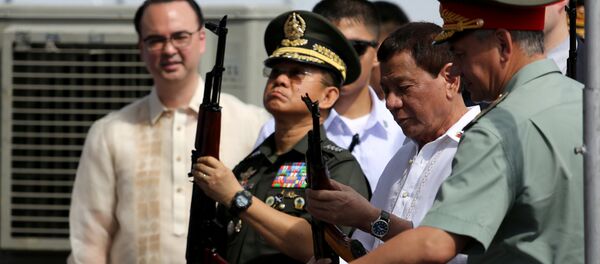Le Président philippin Rodrigo Duterte a personnellement reçu une cargaison d'armes et de munitions fabriquées en Russie - Sputnik Afrique