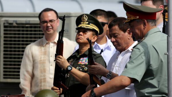 Le Président philippin Rodrigo Duterte a personnellement reçu une cargaison d'armes et de munitions fabriquées en Russie - Sputnik Afrique