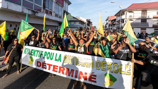 Demonstrators march in Cayenne, French Guiana, on October 26, 2017, during an official visit by French President Emmanuel Macron. - Sputnik Afrique