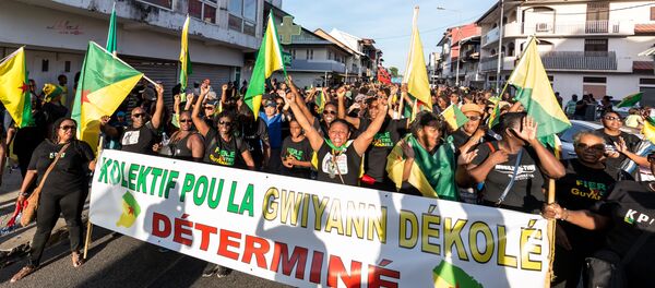 Demonstrators march in Cayenne, French Guiana, on October 26, 2017, during an official visit by French President Emmanuel Macron. - Sputnik Afrique