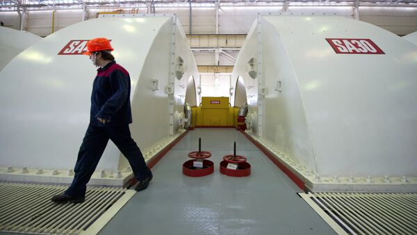 Сотрудник Ростовской атомной электростанции инспектирует работу генератора в машинном зале первого энергоблока. - Sputnik Afrique