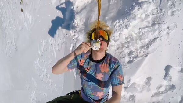 Voici comment les vrais snowboarders boivent leur café - Sputnik Afrique