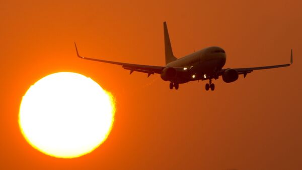A Boeing 737 flies at the airport Stuttgart, southern Germany, as sun downs on March 14, 2014 - Sputnik Afrique