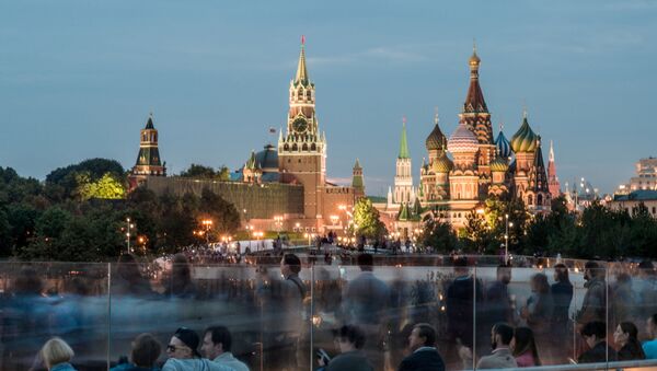 Посетители любуются видом на Кремль с территории природно-ландшафтного парка Зарядье в Москве - Sputnik Afrique