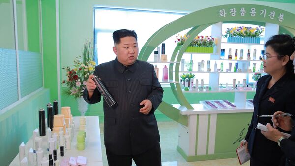North Korean leader Kim Jong Un and wife Ri Sol Ju (not pictured) visit a cosmetics factory in this undated photo released by North Korea's Korean Central News Agency (KCNA) in Pyongyang on October 28, 2017. - Sputnik Afrique