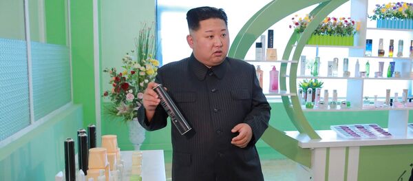 North Korean leader Kim Jong Un and wife Ri Sol Ju (not pictured) visit a cosmetics factory in this undated photo released by North Korea's Korean Central News Agency (KCNA) in Pyongyang on October 28, 2017. - Sputnik Afrique