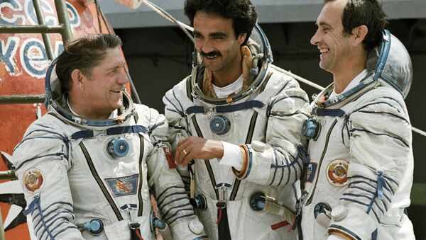 Abdul Ahad Mohmand, premier et unique cosmonaute d’Afghanistan (au centre) - Sputnik Afrique