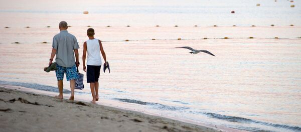 Отдыхающие на берегу Черного моря в Евпатории - Sputnik Afrique