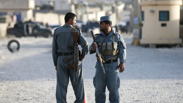 Afghan policemen keep watch at the site of an attack after an overnight battle outside a base in Kabul, Afghanistan August 8, 2015. - Sputnik Afrique