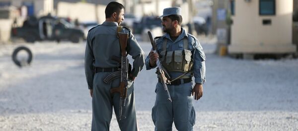 Afghan policemen keep watch at the site of an attack after an overnight battle outside a base in Kabul, Afghanistan August 8, 2015. - Sputnik Afrique