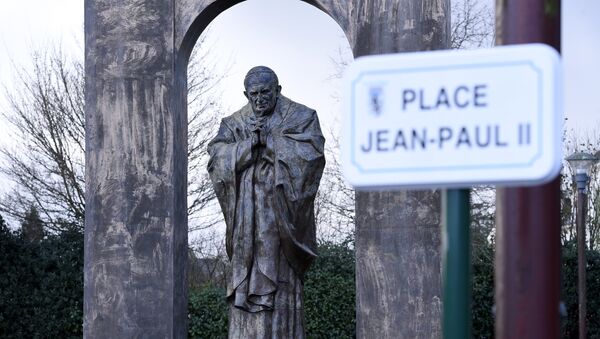 Cars pass by a bronze statue of Pope John Paul II by controversial Georgian-born Russian artist Zurab Tsereteli in Ploermel, Brittany, western France, on January 5, 2016. - Sputnik Afrique