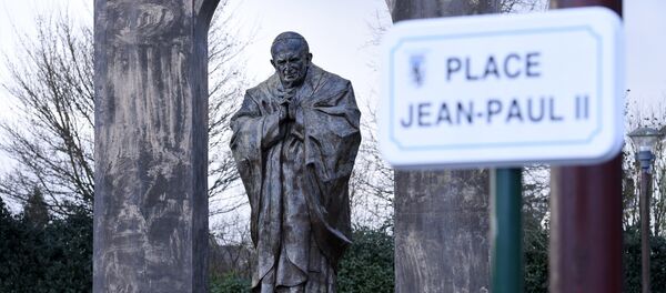 Cars pass by a bronze statue of Pope John Paul II by controversial Georgian-born Russian artist Zurab Tsereteli in Ploermel, Brittany, western France, on January 5, 2016. - Sputnik Afrique