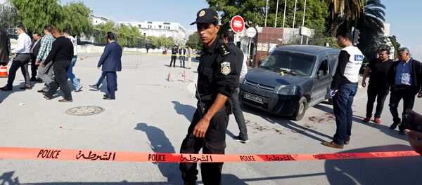 Police officers are seen where a suspected Islamist militant was arrested after wounding two policemen in a knife attack near the parliament building in Tunis, Tunisia November 1, 2017. - Sputnik Afrique