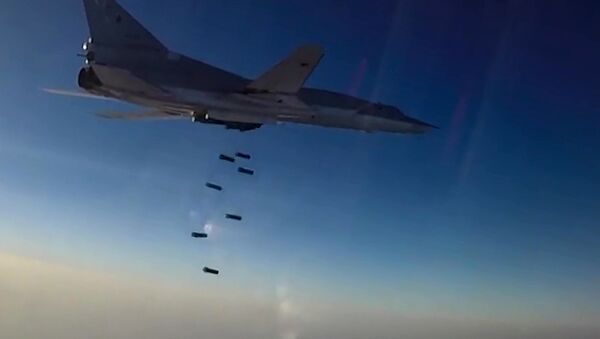 Un avion russe Tu-22M3 largue des bombes sur les positions des terroristes en Syrie - Sputnik Afrique