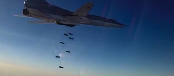 Un avion russe Tu-22M3 largue des bombes sur les positions des terroristes en Syrie - Sputnik Afrique