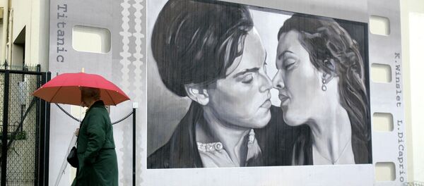 A woman walks in front a wall in Cannes, southern France, representing greetings from the cinema with Leonardo Di Caprio with Kate Winslet in Titanic , Friday Jan. 23, 2009. - Sputnik Afrique