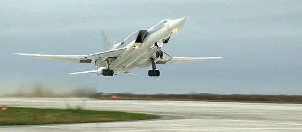 Бомбардировщик Ту-22М3 ВКС РФ во время взлета перед выполнением операции по нанесению авиаударов по объектам террористов в провинции Дейр-эз-Зор - Sputnik Afrique