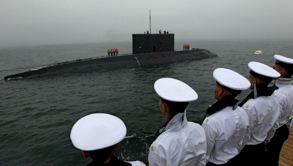 Дизельная подводная лодка класса Варшавянка во время репетиции военно-морского парада во Владивостоке. - Sputnik Afrique