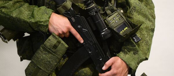 A man demonstrates the new gear of a Russian serviceman - Sputnik Afrique