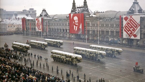 Soviet ICBMs rumbling down Red Square, November 7, 1990, marking the final parade held in honor of the Great October Socialist Revolution. - Sputnik Afrique