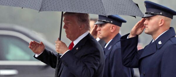 President Donald Trump salutes as he carries an umbrella as he steps off Air Force One onto the tarmac at Harrisburg International Airport, Wednesday Oct. 11, 2017, in Middletown, Pa. - Sputnik Afrique