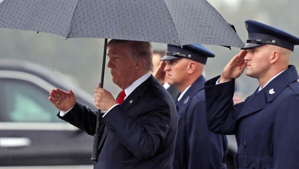 President Donald Trump salutes as he carries an umbrella as he steps off Air Force One onto the tarmac at Harrisburg International Airport, Wednesday Oct. 11, 2017, in Middletown, Pa. - Sputnik Afrique